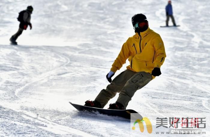 资料图。 <a target='_blank' href='/'>中新社</a>记者 张斌 摄 各地景区动起来 冰雪“冷资源”在全国点燃文旅“热效应”(图2)