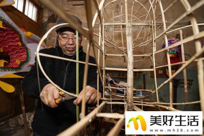 贵州思南七旬手艺人扎龙灯迎龙年(图1) 贵州思南七旬手艺人扎龙灯迎龙年(图1)
