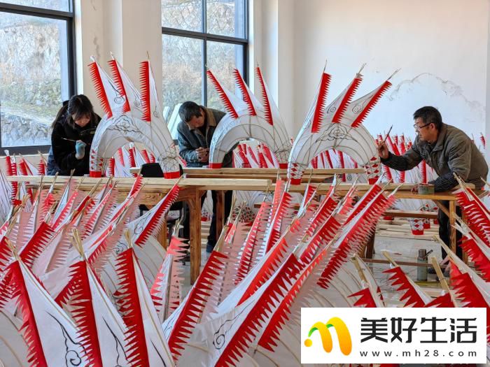 浙江仙居制作400余年民俗板凳龙 龙年春节味渐浓(图2) 浙江仙居制作400余年民俗板凳龙 龙年春节味渐浓(图2)