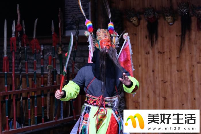 贵州安顺地戏演出引游人(图1) 贵州安顺地戏演出引游人(图1)