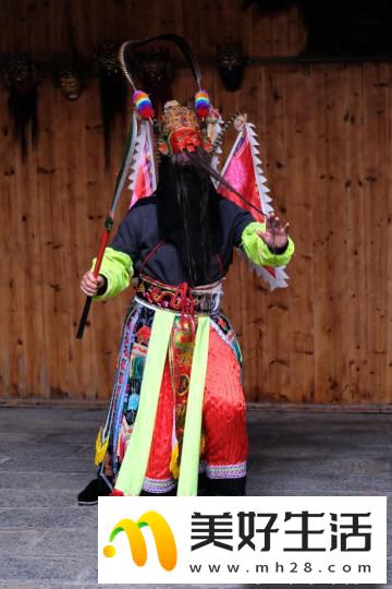 贵州安顺地戏演出引游人(图2) 贵州安顺地戏演出引游人(图2)