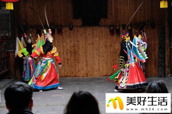贵州安顺地戏演出引游人(图4) 贵州安顺地戏演出引游人(图4)