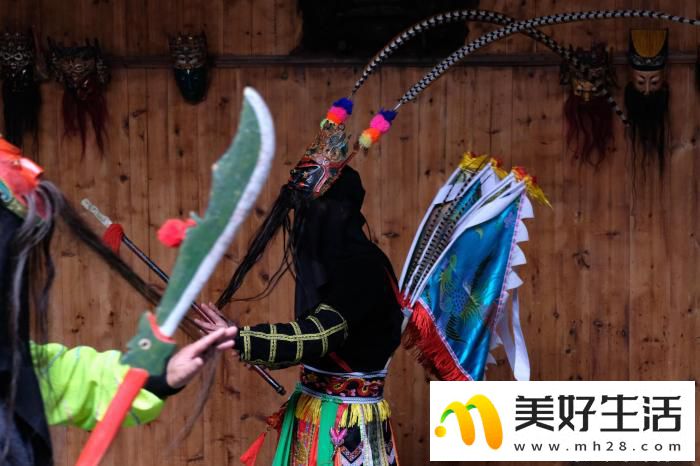 贵州安顺地戏演出引游人(图5) 贵州安顺地戏演出引游人(图5)