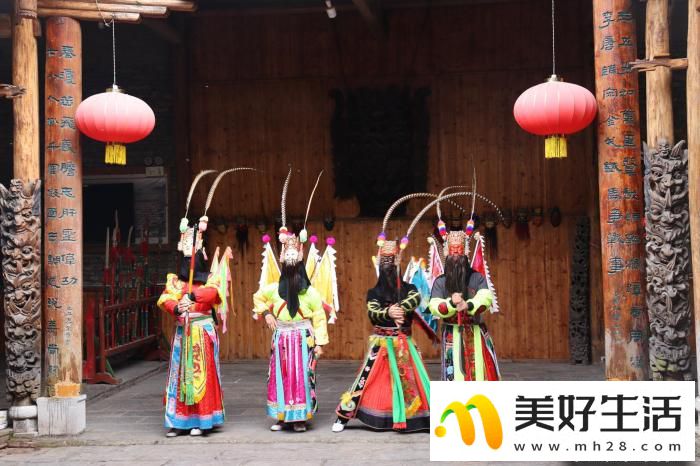 贵州安顺地戏演出引游人(图8) 贵州安顺地戏演出引游人(图8)