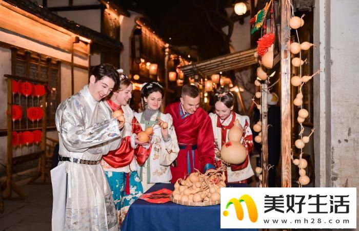 多位外籍博主齐聚濮院时尚古镇 促“时尚中国年”进“国际朋友圈”(图3) 多位外籍博主齐聚濮院时尚古镇 促“时尚中国年”进“国际朋友圈”(图3)