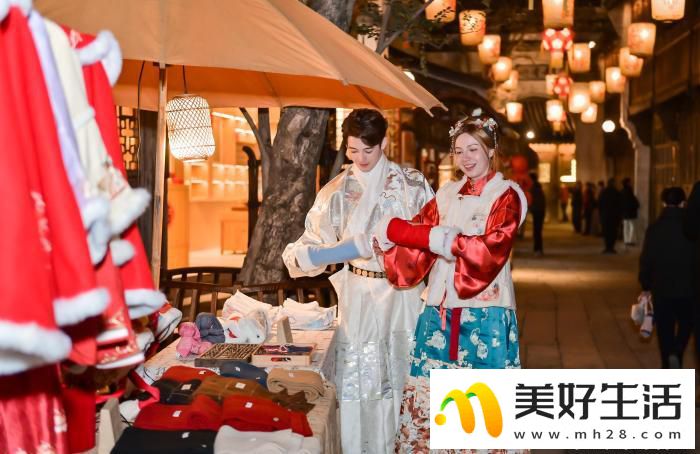 多位外籍博主齐聚濮院时尚古镇 促“时尚中国年”进“国际朋友圈”(图4) 多位外籍博主齐聚濮院时尚古镇 促“时尚中国年”进“国际朋友圈”(图4)