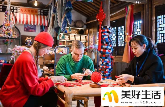多位外籍博主齐聚濮院时尚古镇 促“时尚中国年”进“国际朋友圈”(图6) 多位外籍博主齐聚濮院时尚古镇 促“时尚中国年”进“国际朋友圈”(图6)
