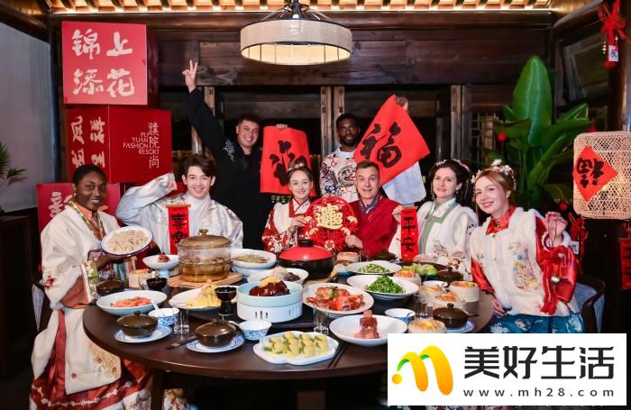 多位外籍博主齐聚濮院时尚古镇 促“时尚中国年”进“国际朋友圈”(图8) 多位外籍博主齐聚濮院时尚古镇 促“时尚中国年”进“国际朋友圈”(图8)