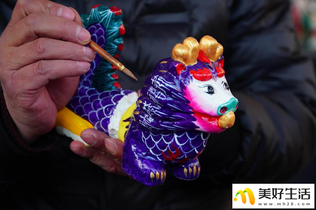 山东高密：制作龙造型泥塑迎新年(图2)