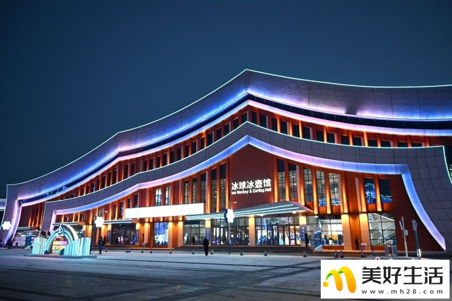 “十四冬”冰上项目场馆夜景流光溢彩(图2)