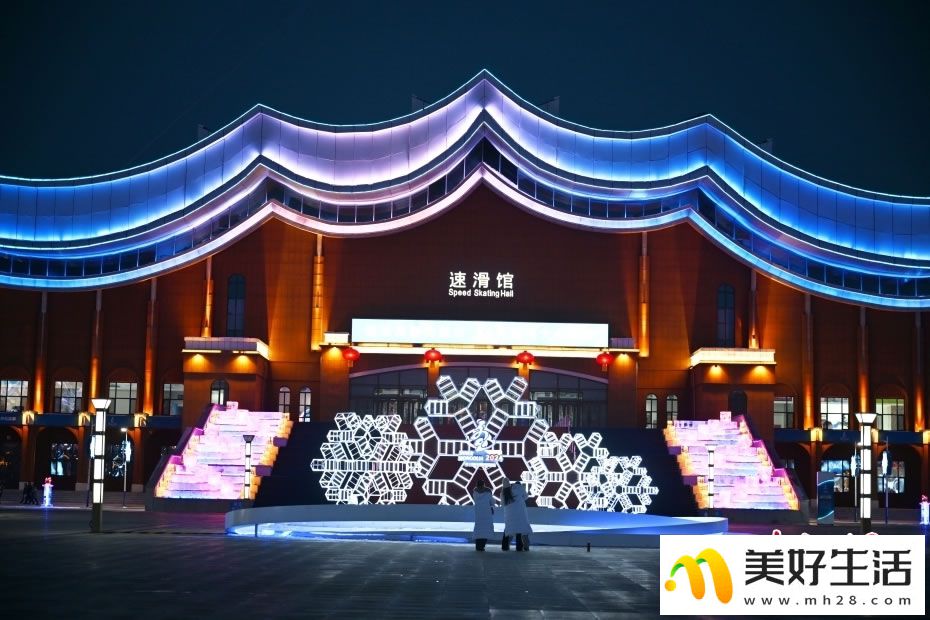“十四冬”冰上项目场馆夜景流光溢彩(图1)