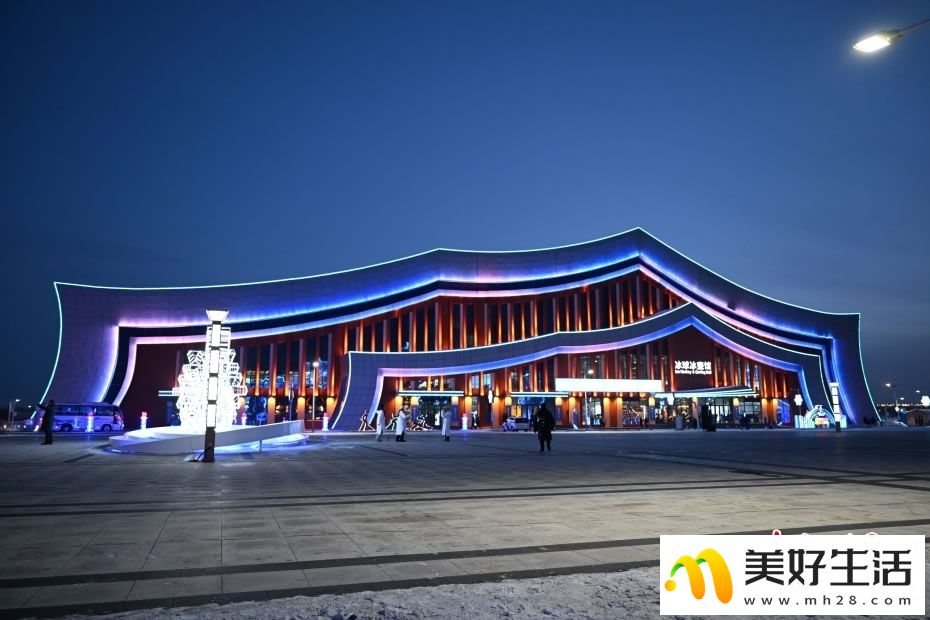 “十四冬”冰上项目场馆夜景流光溢彩(图4)