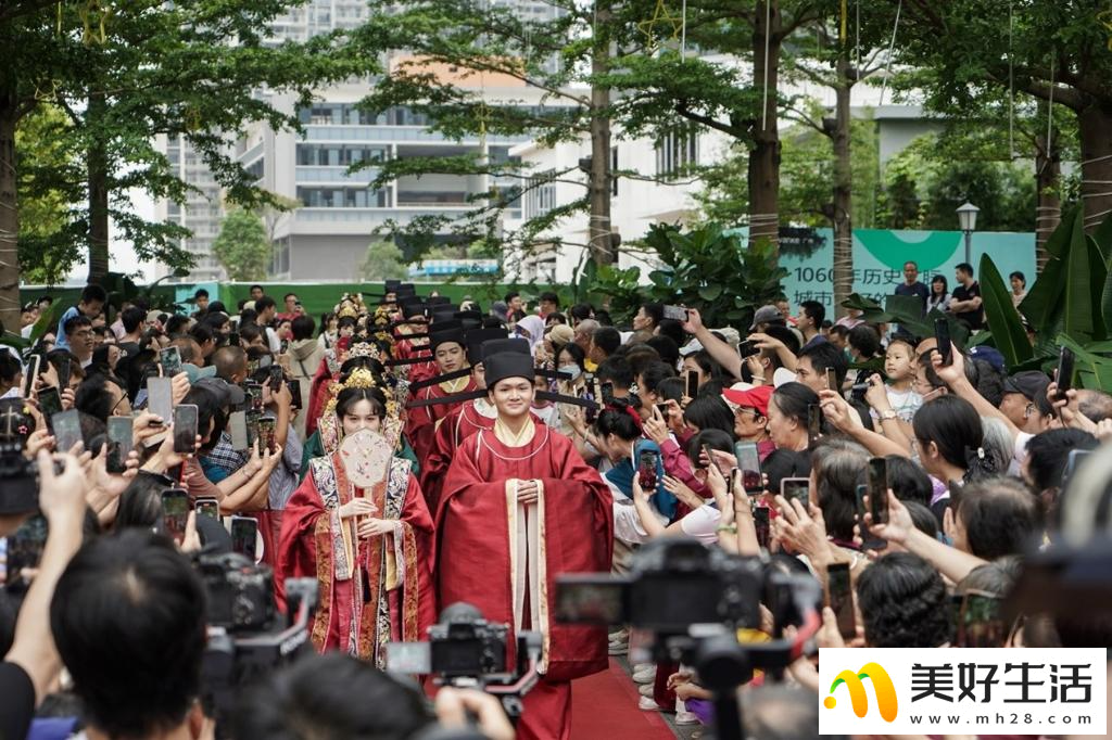 广州：穿越千年 再现宋韵水上集体婚礼(图2)
