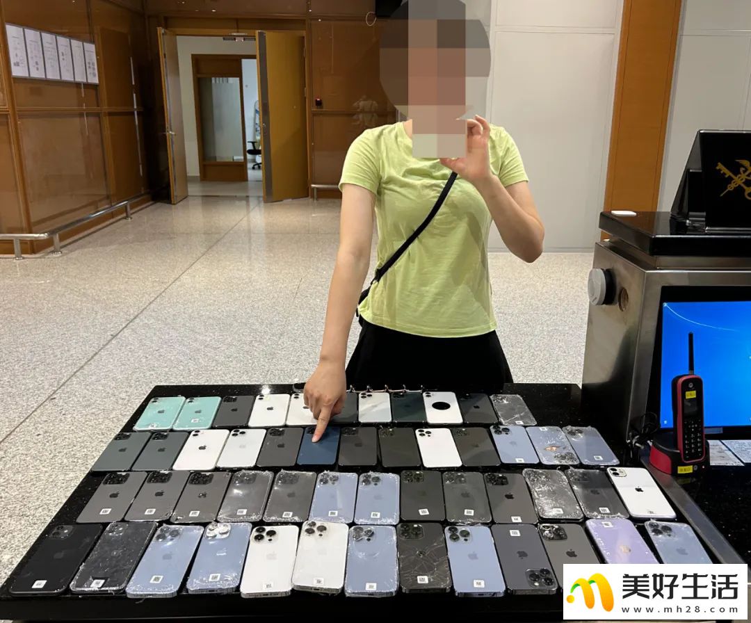 女子身上绑藏50余台旧手机、手表表盘进境被查