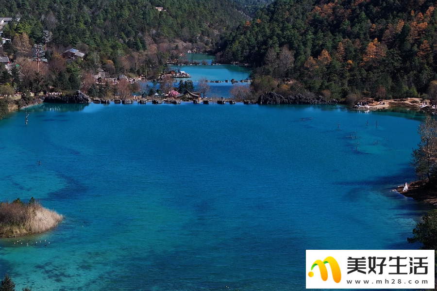 冬日里的“治愈蓝” 航拍云南丽江蓝月谷 邂逅雪山下的“渐变色(图2)