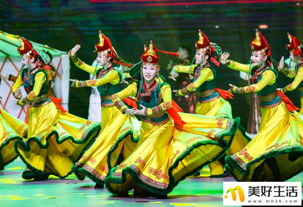 内蒙古自治区第二十一届冰雪那达慕专场文艺晚会燃情上演(图1)