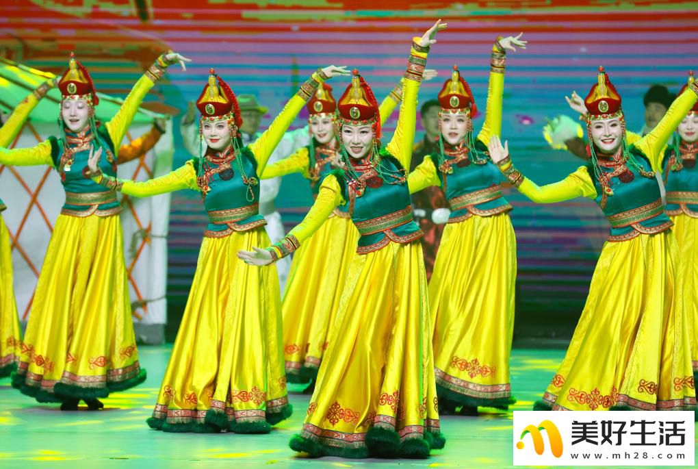 内蒙古自治区第二十一届冰雪那达慕专场文艺晚会燃情上演(图2)