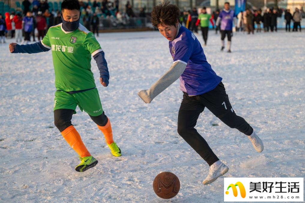 冰城首届“冰雪绿茵”大众雪地足球挑战赛开幕(图2)