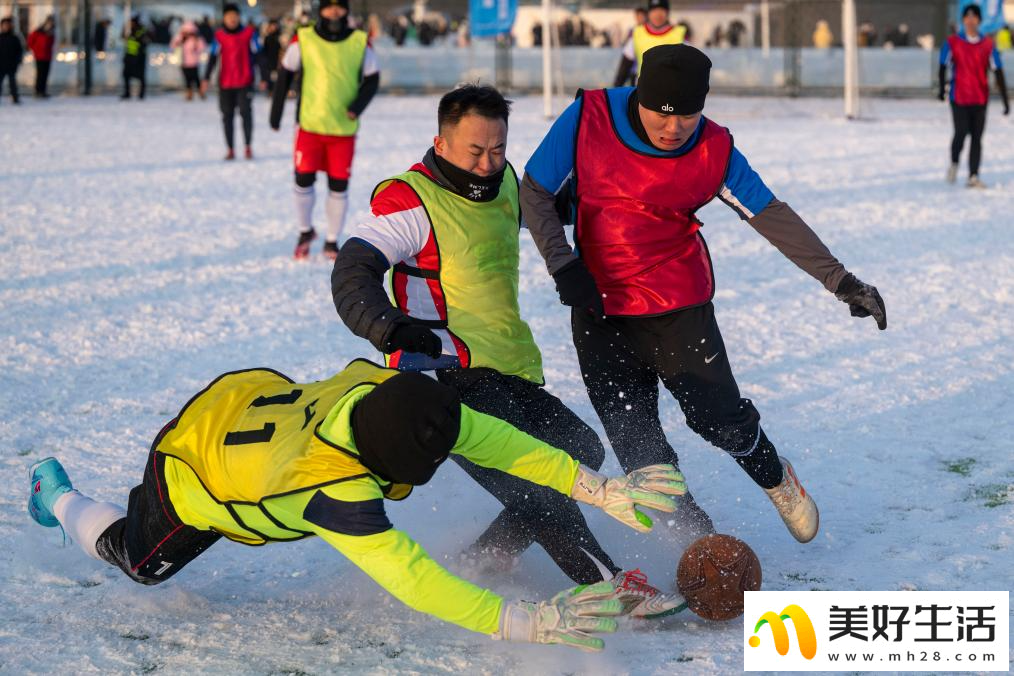冰城首届“冰雪绿茵”大众雪地足球挑战赛开幕(图5)
