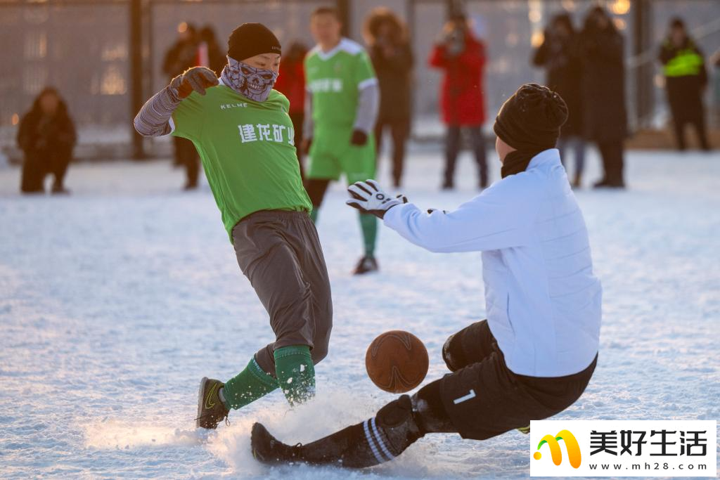 冰城首届“冰雪绿茵”大众雪地足球挑战赛开幕(图8)