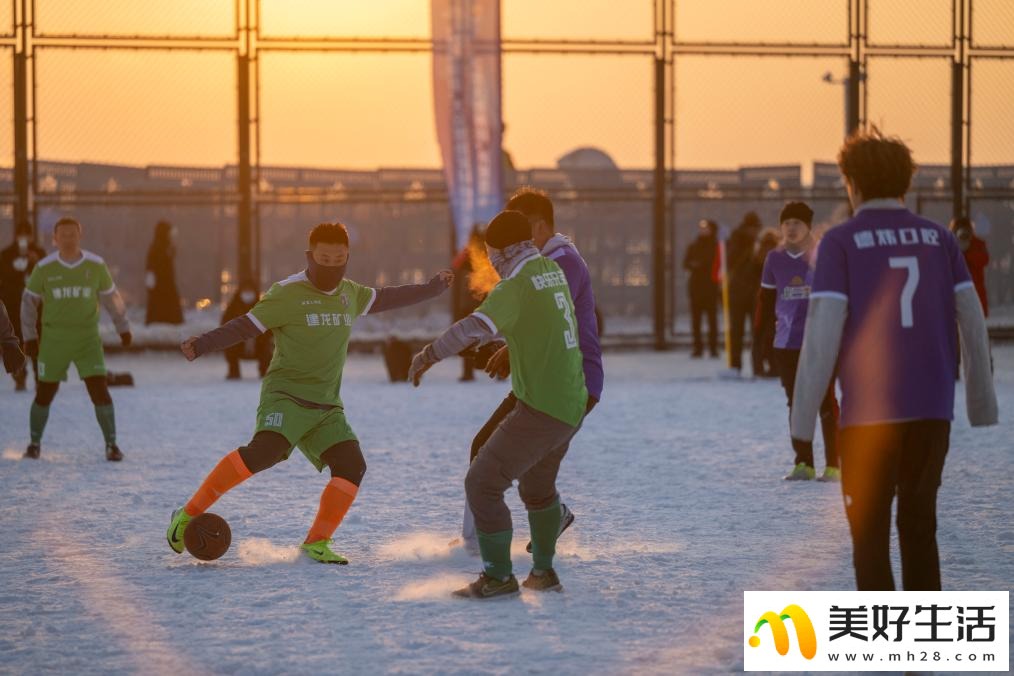 冰城首届“冰雪绿茵”大众雪地足球挑战赛开幕(图9)